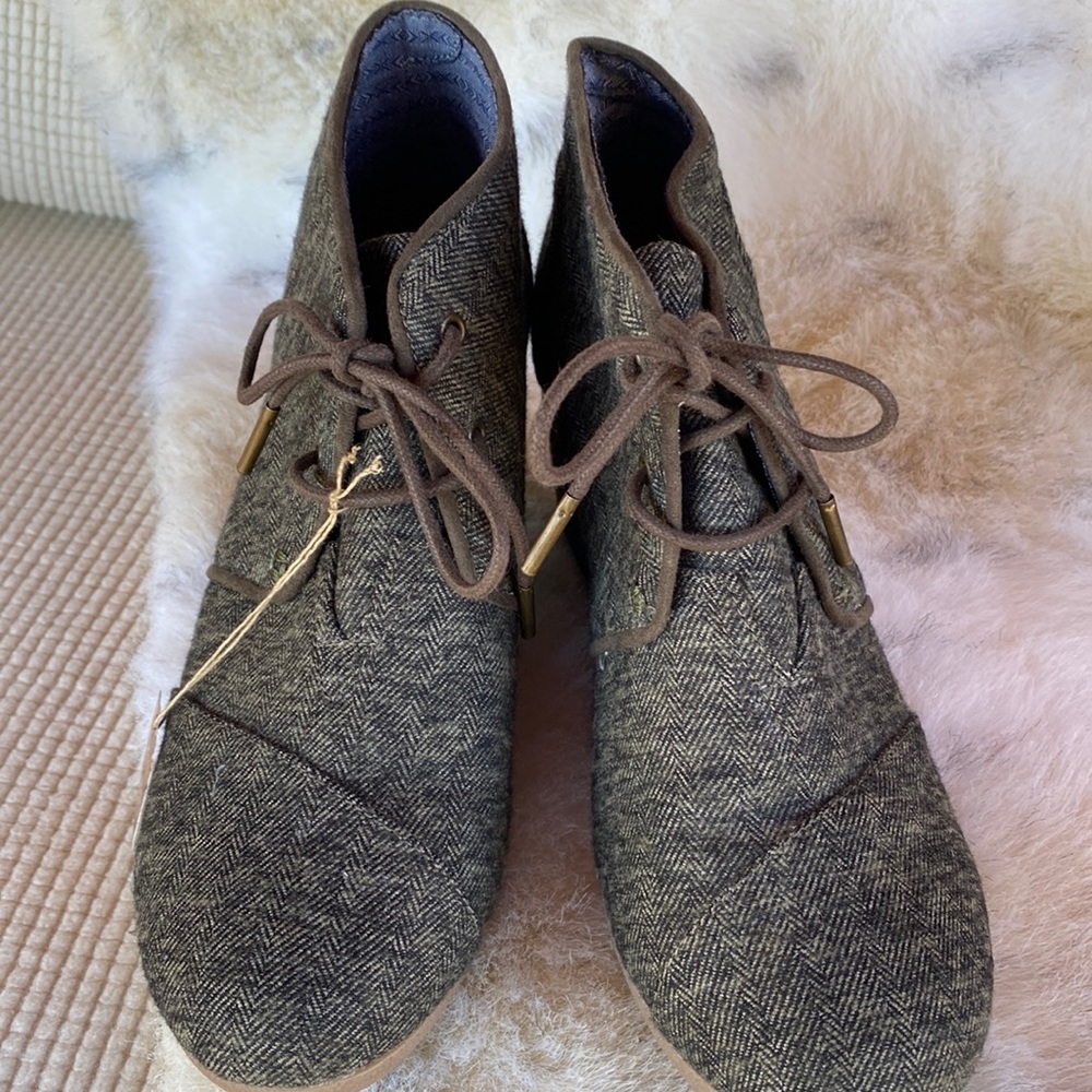 Tom’s Herring bone Tweed Bootie Size 9